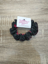 Load image into Gallery viewer, Hair accessories - Scrunchie blk/pink
